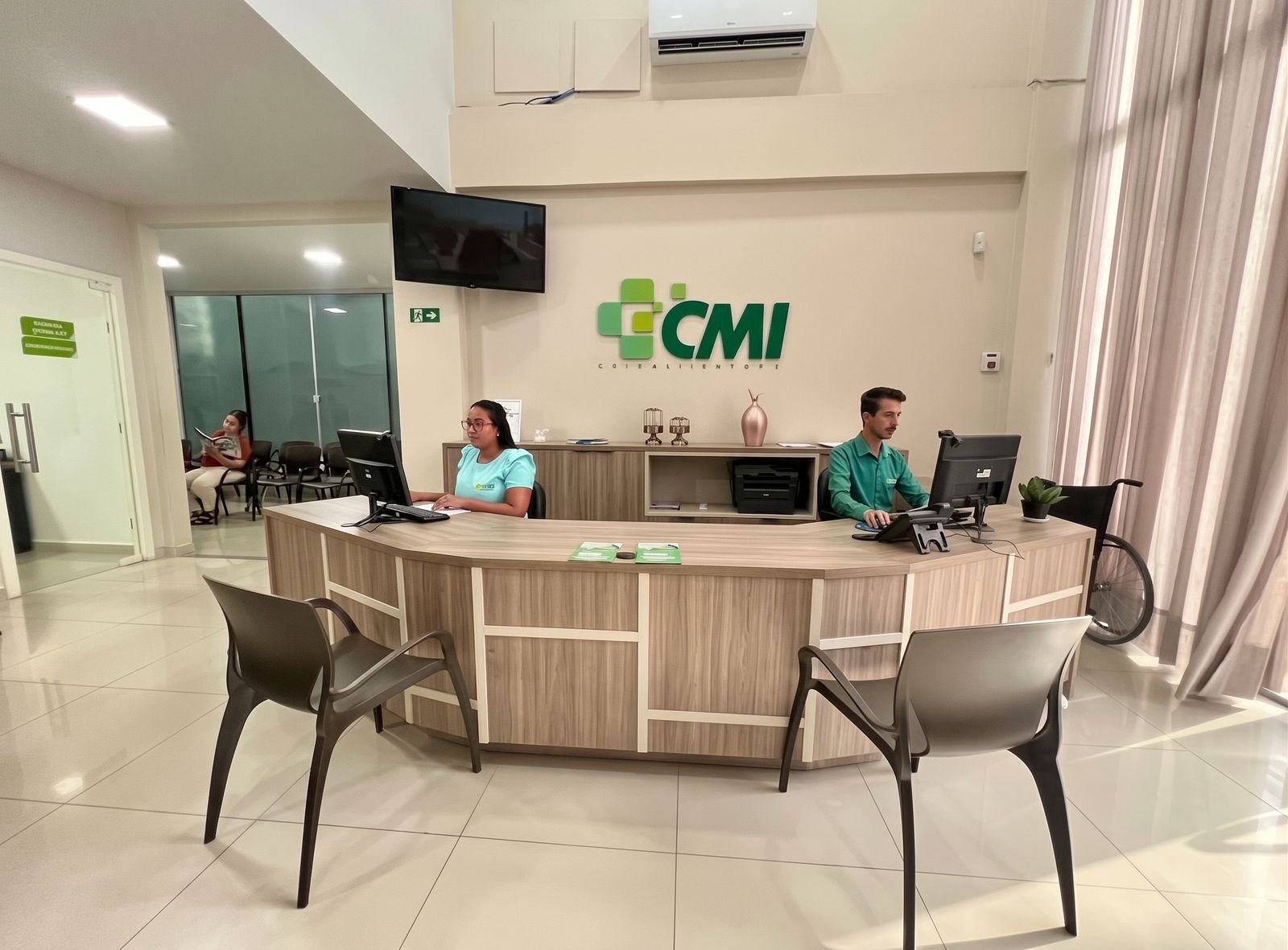 Recepção do CMI com balcão de atendimento e logo da clínica